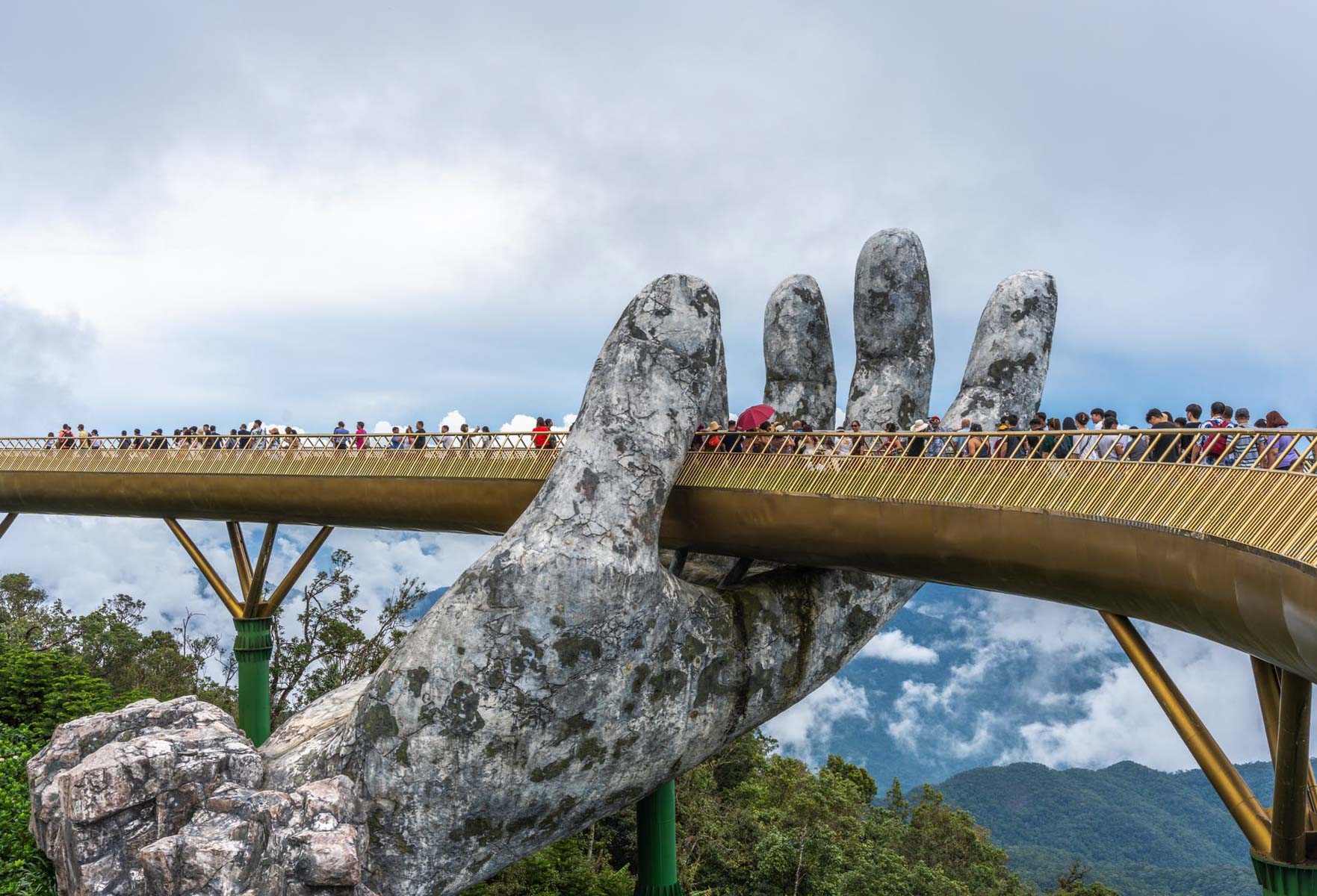 /fm/Files//Pictures/Ido Uploads(1)/Asia/Vietnam/Da Nang/Bana Hill - One Hand Bridge View People Da Nang - NS.jpg